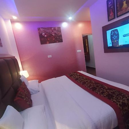 Deluxe Homestay Apartments With Kitchen In ชิมลา ภายนอก รูปภาพ