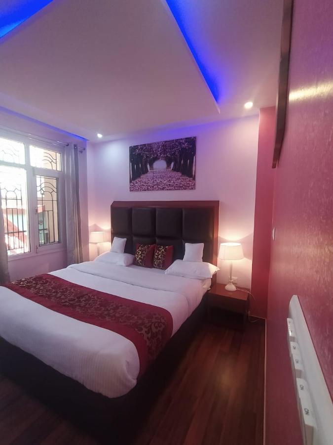 Deluxe Homestay Apartments With Kitchen In ชิมลา ภายนอก รูปภาพ