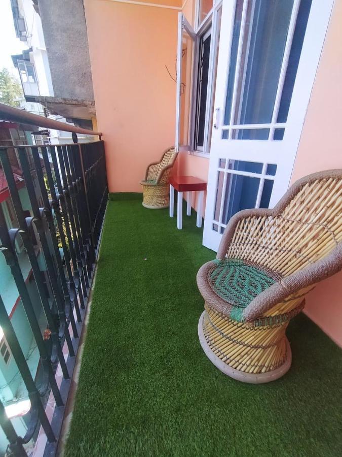 Deluxe Homestay Apartments With Kitchen In ชิมลา ภายนอก รูปภาพ