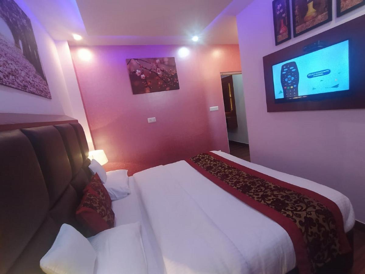 Deluxe Homestay Apartments With Kitchen In ชิมลา ภายนอก รูปภาพ